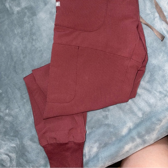 Figs scrub set *top and bottom included* - Picture 4 of 4